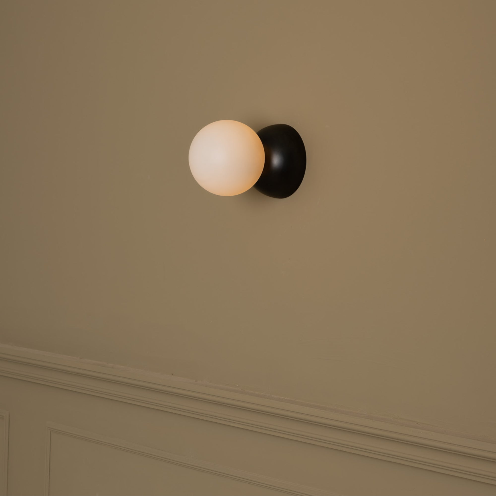 Eklipso Wall Light