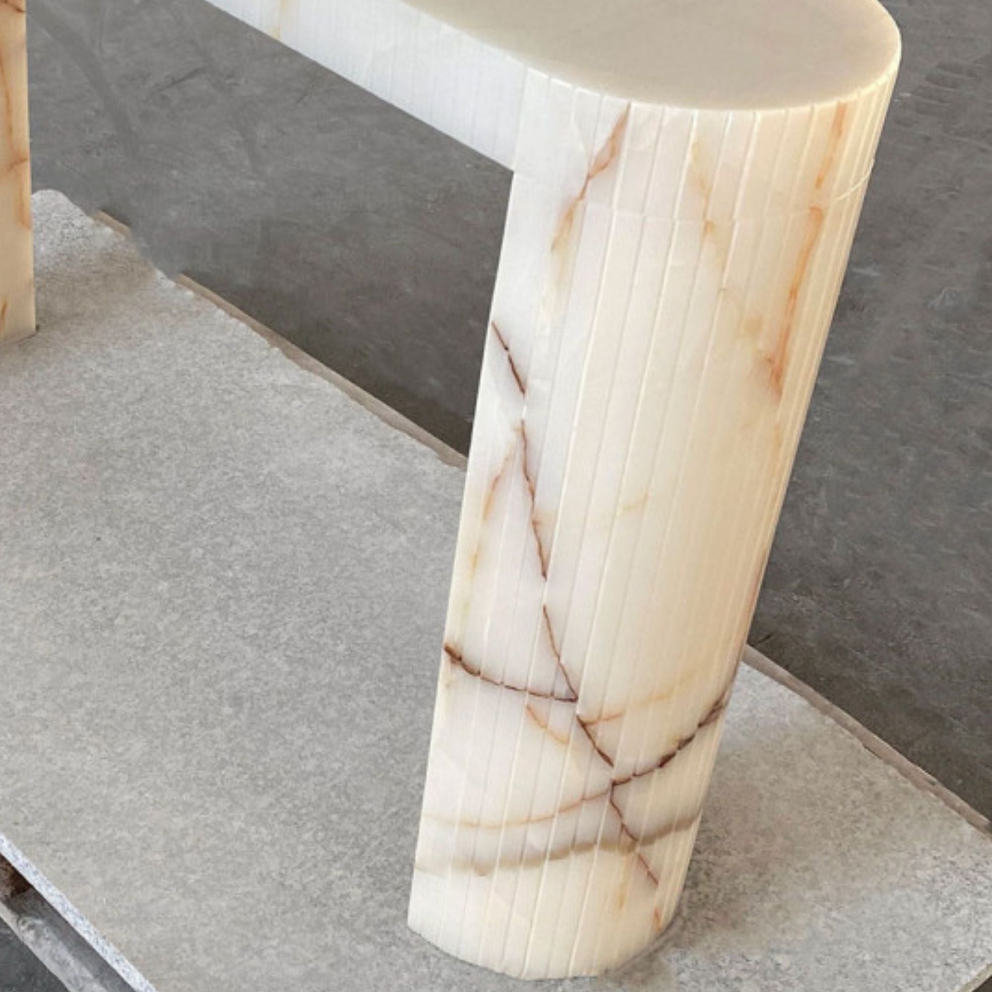Luna Shell Onyx Console